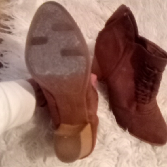 Fergalicious Camel Brown Booties Sz 8.5 - Picture 4 of 5